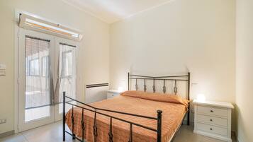 3 habitaciones, tabla de planchar con plancha, wifi y ropa de cama