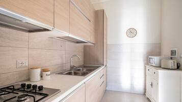 Een koelkast, een microgolfoven, een oven, een kookplaat