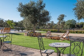 Outdoor dining - Villa 'Corbezzolo' with Shared Pool, Wi-Fi and Air Conditioning (Galatone)