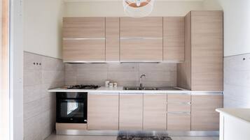 Frigorifero, microonde, forno, piano cottura