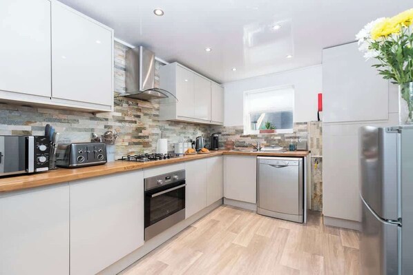 Microondas, horno, lavavajillas y tostadora 