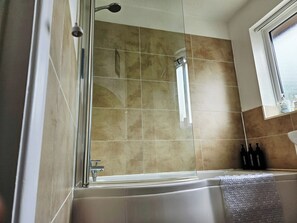 Shower, towels - Willow Retreat - House in Burbage- Sleeps2- Garden (Hinckley)