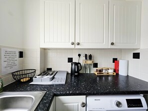 Fridge, microwave, oven, stovetop - Willow Retreat - House in Burbage- Sleeps2- Garden (Hinckley)