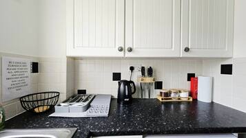 Lemari es, microwave, oven, dan kompor