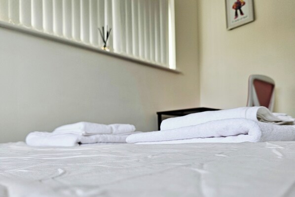 1 bedroom, free WiFi, bed sheets - Willow Retreat - House in Burbage- Sleeps2- Garden (Hinckley)