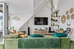 Living area - Sea Holly House - Where Architecture Meets Ocean (Beer)