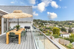 Outdoor dining - Sea Holly House - Where Architecture Meets Ocean (Beer)