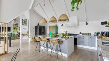 Kühlschrank, Mikrowelle, Ofen, Geschirrspüler