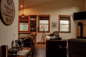 TV connectée, cheminée, livres