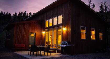 Dog-friendly, 2-bedroom cabin with curated library, fireplace, and wide Montana skies. Tucked off a scenic dirt road in Paradise Valley—15 minutes to dining, 45 minutes to Yellowstone.