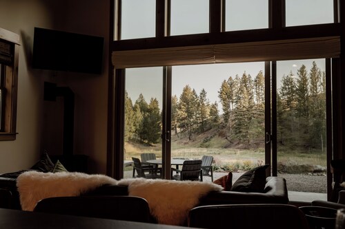 A 2BR retreat for those who prefer the scenic route. Curated library, fireplace, creative spaces, and starlit Montana skies. Dog-friendly. On a scenic dirt road in Paradise Valley—15 minutes to Emigrant dining, 45 to Yellowstone Park.