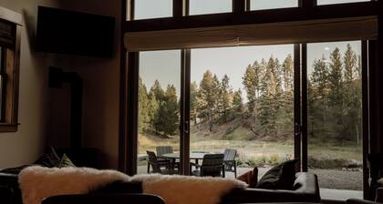 A 2BR retreat for those who prefer the scenic route. Curated library, fireplace, creative spaces, and starlit Montana skies. Dog-friendly. On a scenic dirt road in Paradise Valley—15 minutes to Emigrant dining, 45 to Yellowstone Park.