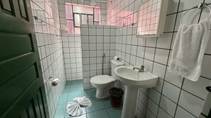 Toallas, jabón, papel de baño
