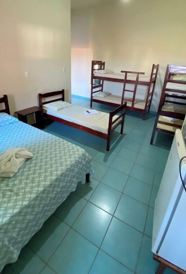 Suite familiar, 1 habitación, baño privado | Espacio para trabajar con laptop y ropa de cama