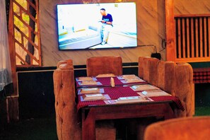 Dining - Daga Camp - Charming bed & breakfast in marvelous Mikumi with AC (Mikumi)