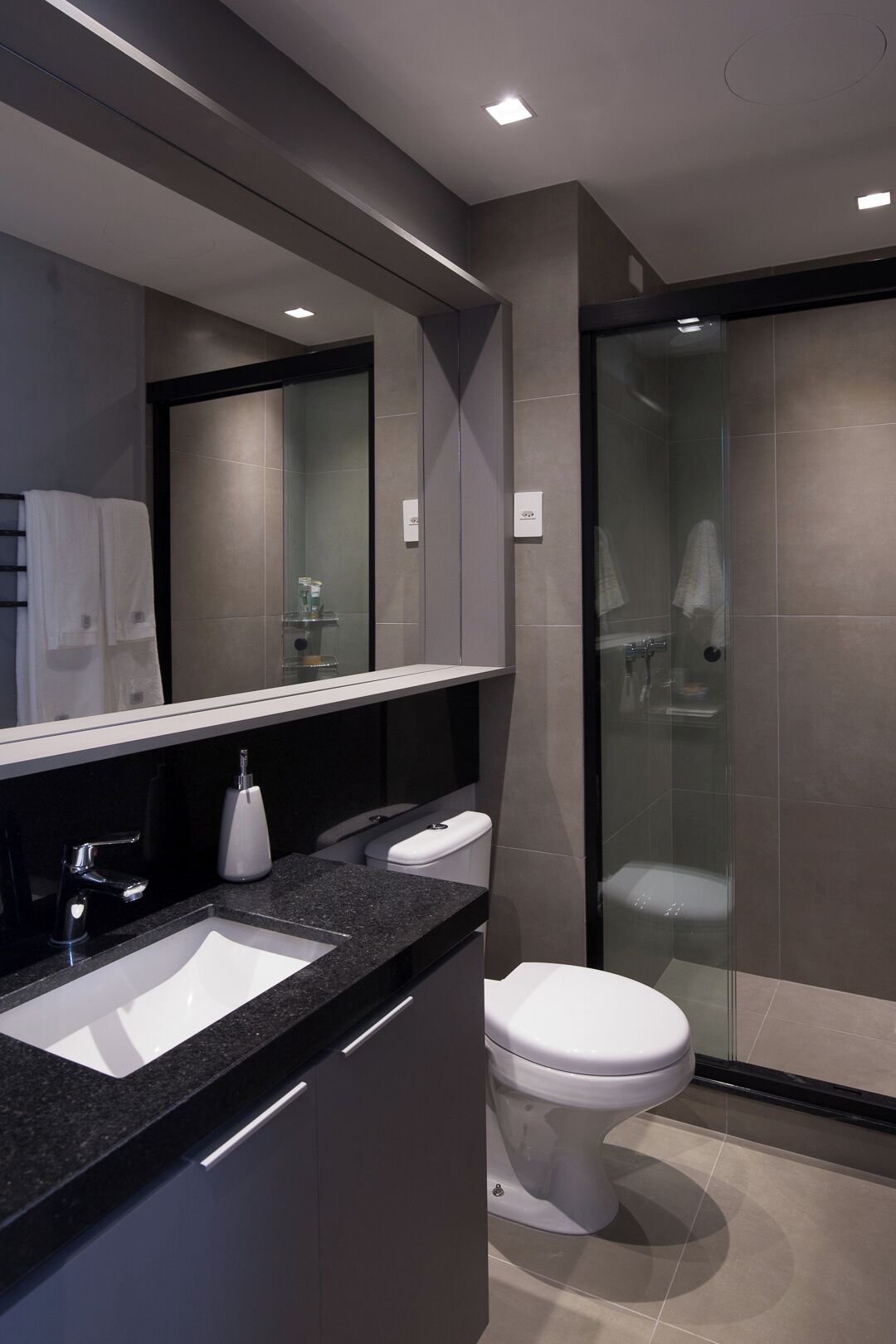 Toalhas de banho, papel higiênico