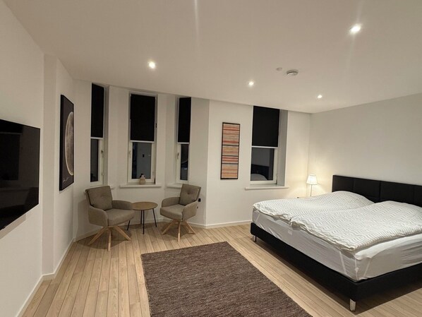 3 habitaciones, tabla de planchar con plancha, wifi y ropa de cama 