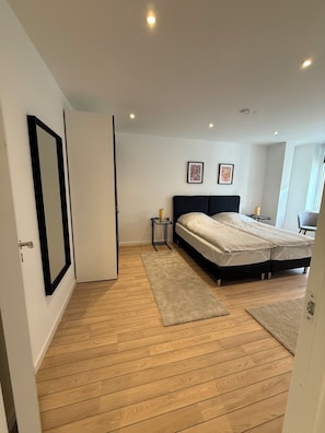 3 habitaciones, tabla de planchar con plancha, wifi y ropa de cama