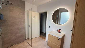 Dusche, Haartrockner, Handtücher, Toilettenpapier