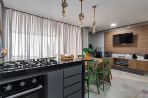 Wasserkocher mit Kaffee-/Teezubehör, Kühlschrank, Mikrowelle, Ofen
