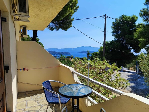 Quarto casal, sacada, vista para o mar | Wi-Fi de cortesia