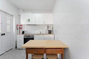 Réfrigérateur, micro-ondes, four, cafetière/bouilloire