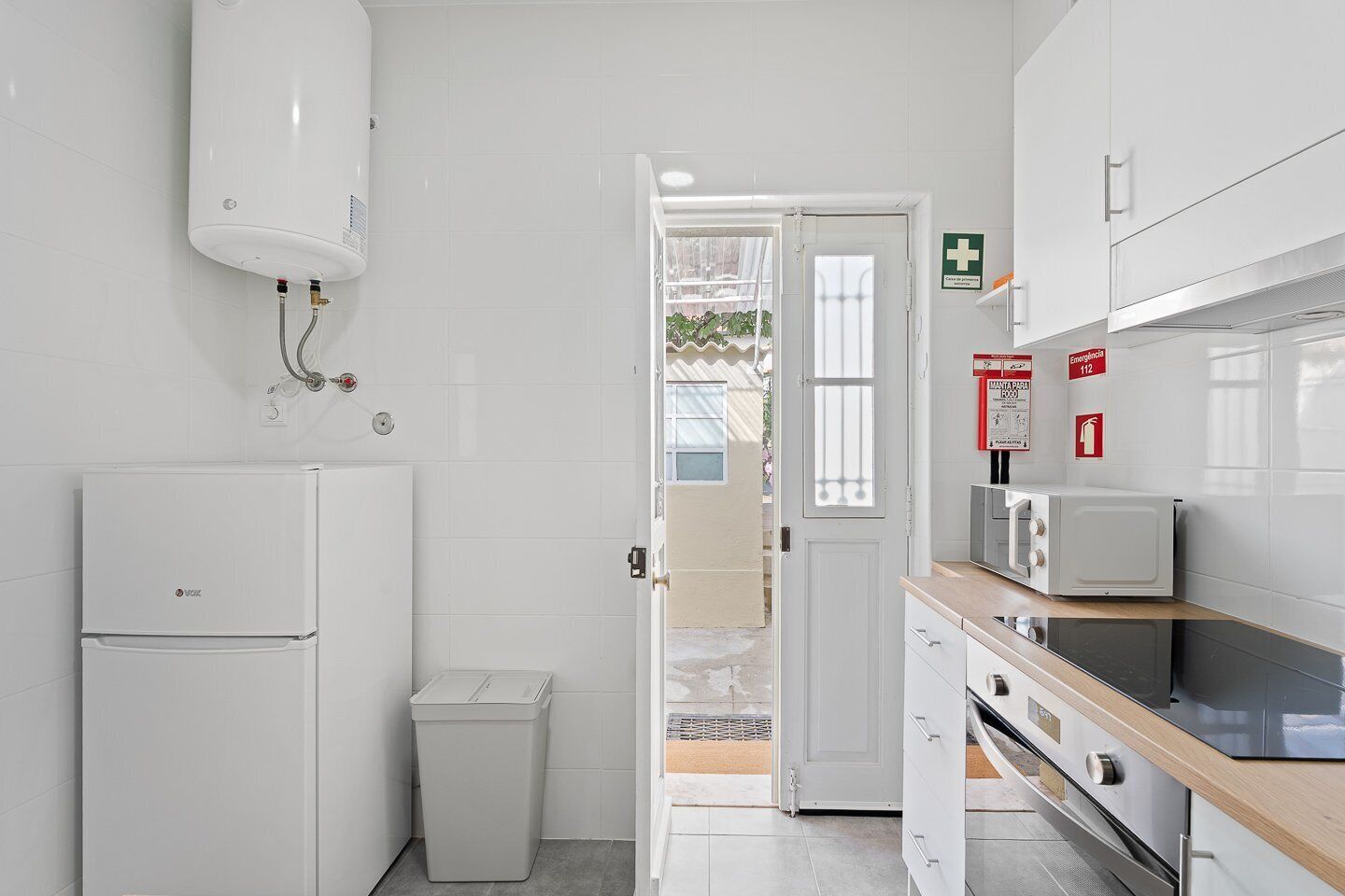 Frigorífico, microondas, horno y cafetera o tetera