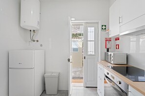 Kühlschrank, Mikrowelle, Ofen, Wasserkocher mit Kaffee-/Teezubehör