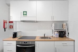 Refrigerador, microondas, horno y cafetera y tetera 