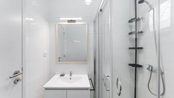 Douche, sèche-cheveux, serviettes fournies