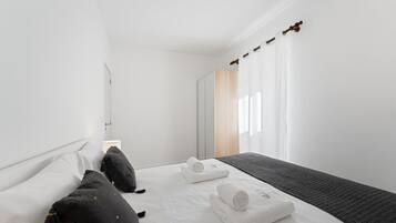 2 bedrooms, iron/ironing board, internet, bed sheets