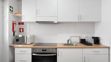 Fridge, microwave, oven, coffee/tea maker