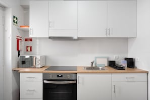 Kühlschrank, Mikrowelle, Ofen, Wasserkocher mit Kaffee-/Teezubehör