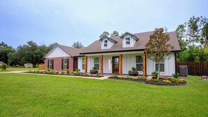 Exterior - The Gambler: Luxe Pool, Pool Table, Gazebo W/70'' TV, Fast WiFi & Casino Nearby (Lake Charles)