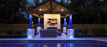 The Gambler: Luxe Pool, Pool Table, Gazebo W/70'' TV, Fast WiFi & Casino Nearby