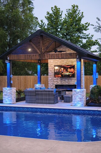 The Gambler: Luxe Pool, Pool Table, Gazebo W/70'' TV, Fast WiFi & Casino Nearby