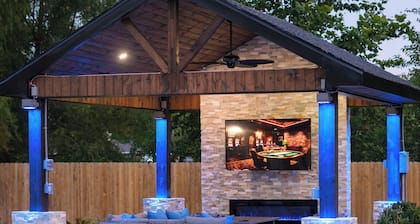 The Gambler: Luxe Pool, Pool Table, Gazebo W/70'' TV, Fast WiFi & Casino Nearby