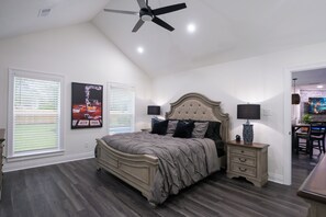 3 bedrooms, iron/ironing board, WiFi, bed sheets - The Gambler: Luxe Pool, Pool Table, Gazebo W/70'' TV, Fast WiFi & Casino Nearby (Lake Charles)