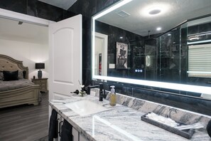 Haartrockner, Bidet, Handtücher, Seife