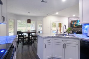 Micro-ondes, four, plaque de cuisson, lave-vaisselle