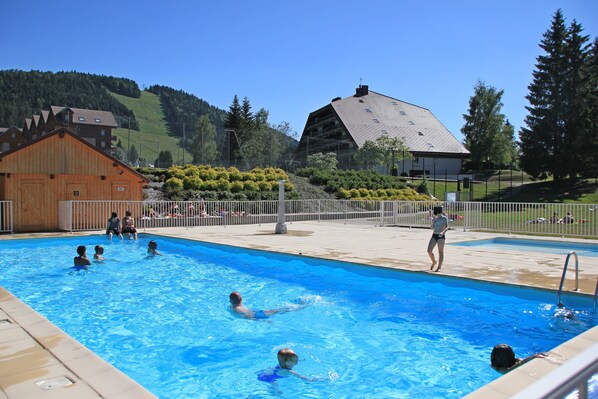 Outdoor pool, a heated pool - 4-person studio, at the foot of the ski and mountain bike slopes (9) (Métabief)