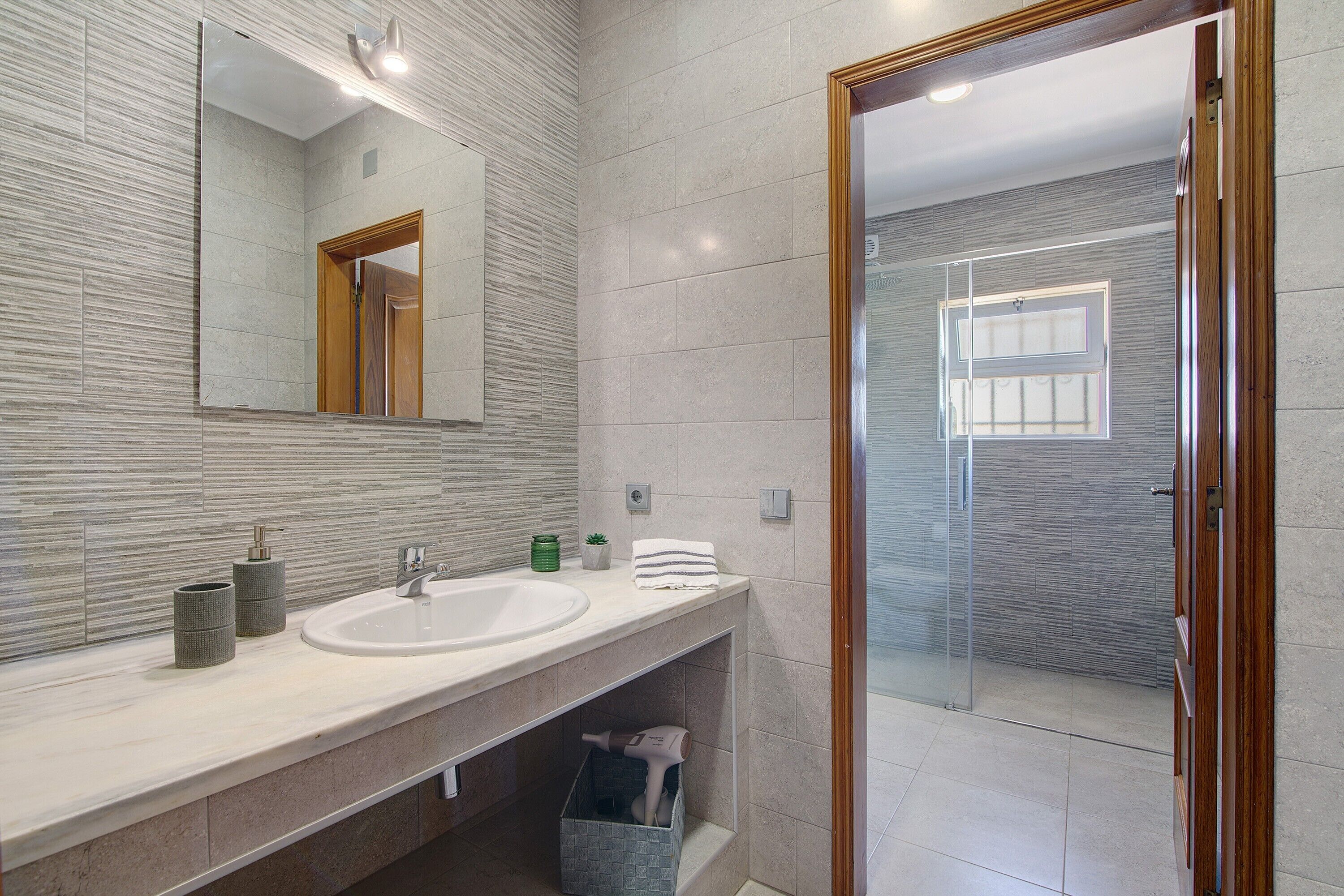 Een douche, een haardroger, handdoeken