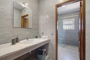 Ducha, secador de pelo, toallas
