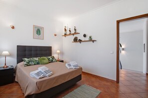 4 室のベッドルーム、アイロン / アイロン台、WiFi、ベッドシーツ
