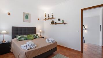 4 bedrooms, iron/ironing board, WiFi, bed sheets