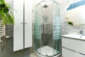 Dusche, Haartrockner, Bidet, Handtücher