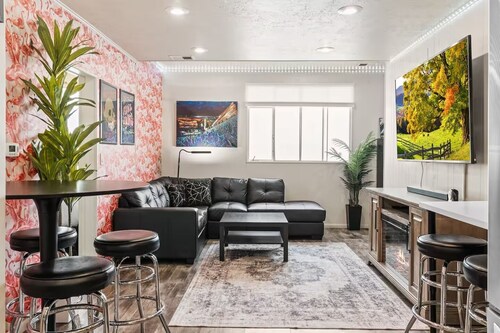 Denver Group Compound: Sleeps 30! Game Rooms, Hot Tub, Private Chef + ShuttleVan