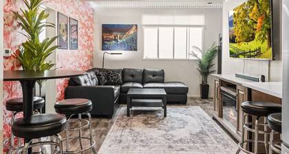 Denver Group Compound: Sleeps 30! Game Rooms, Hot Tub, Private Chef + ShuttleVan
