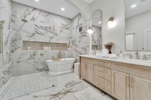 Secadora de cabello, toallas, papel de baño