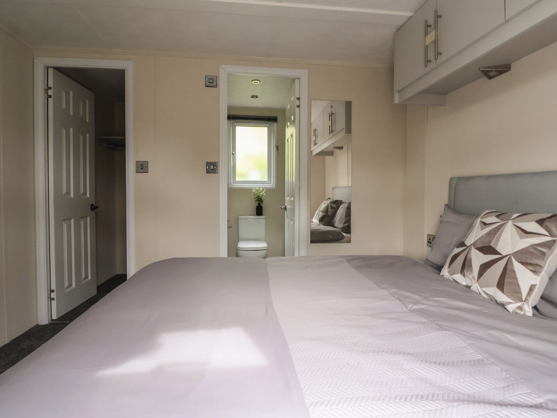 2 habitaciones, decoración personalizada y muebles diferentes 